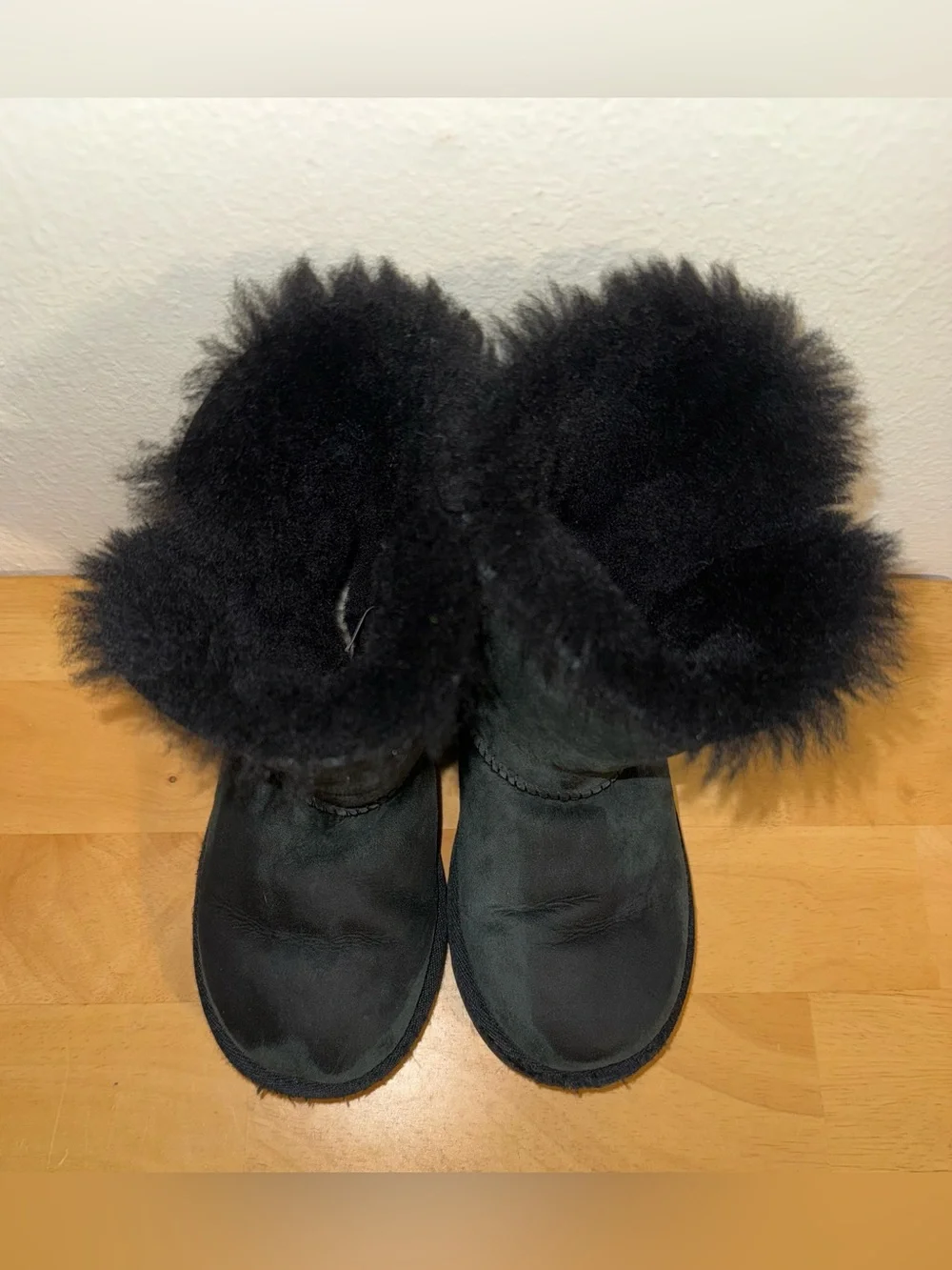 UGG Kids Bailey Button II Boots Black Sheepskin Size 12 1017400T No Insoles